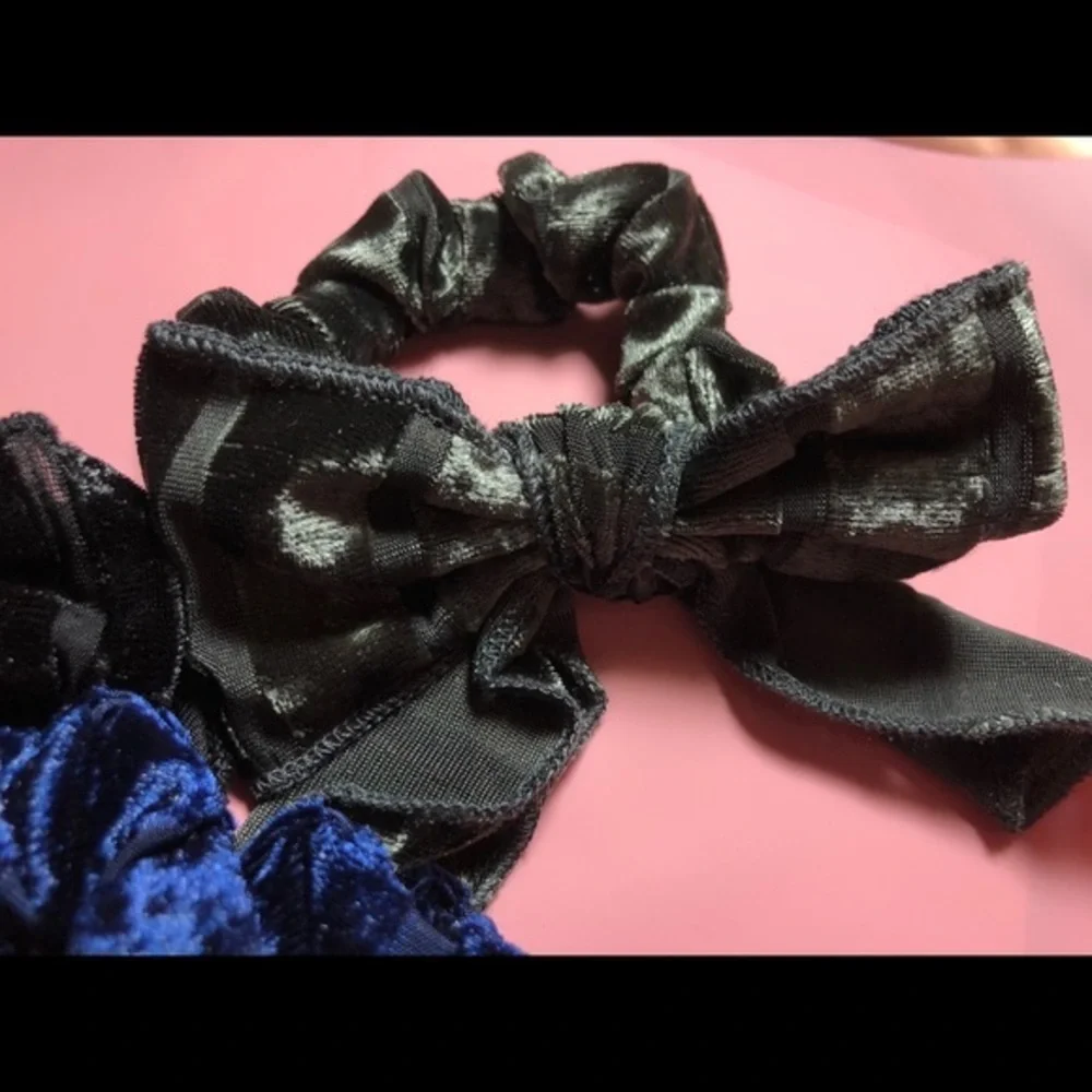 ❄️ Anthropologie velvet bow ponytail Holder